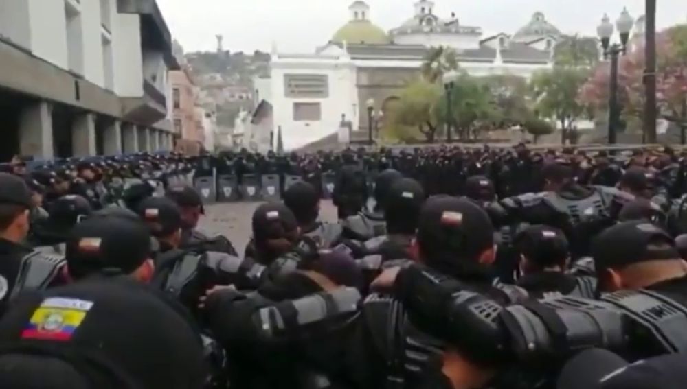 Policías antidisturbios rezan el padrenuestro antes de intervenir contra miles de manifestantes en Ecuador