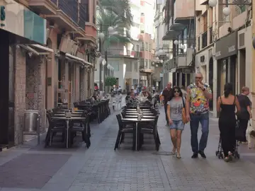 Terraza de Mesas y sillas en una céntrica calle de Elche. Terraza de Mesas y sillas en una céntrica calle de Elche.