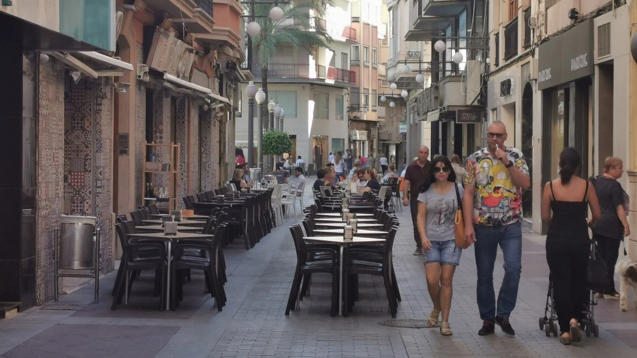 Terraza de Mesas y sillas en una c&eacute;ntrica calle de Elche.