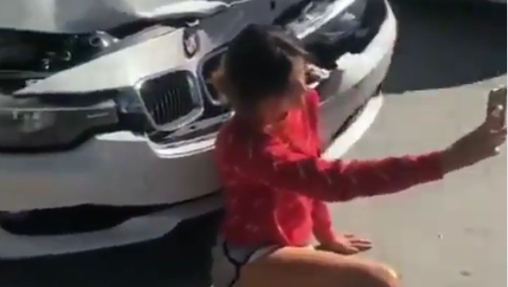 El temerario 'selfie' de una joven tras haber sufrido un accidente de tráfico