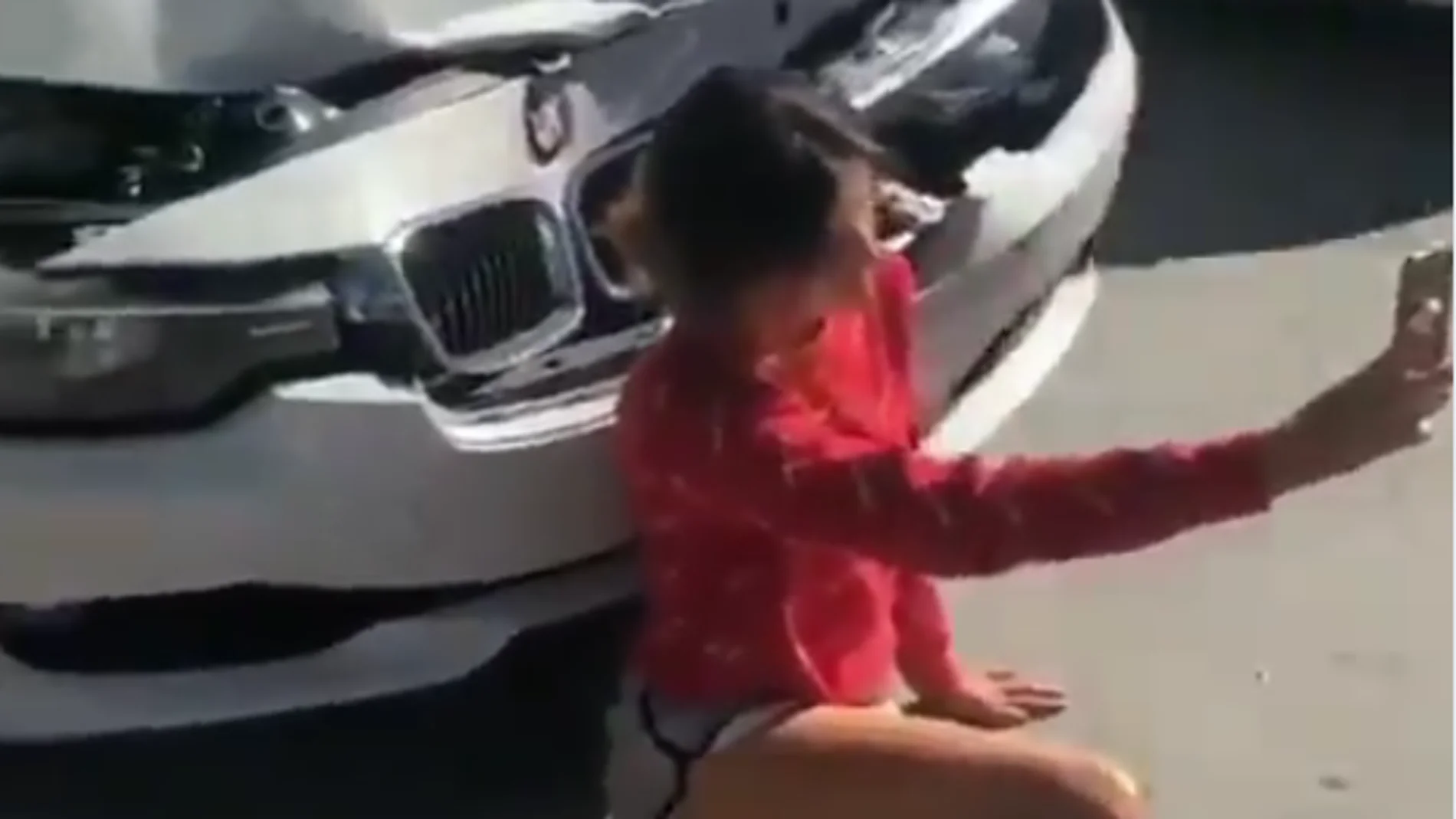 El temerario 'selfie' de una joven tras haber sufrido un accidente de tráfico El temerario 'selfie' de una joven tras haber sufrido un accidente de tráfico