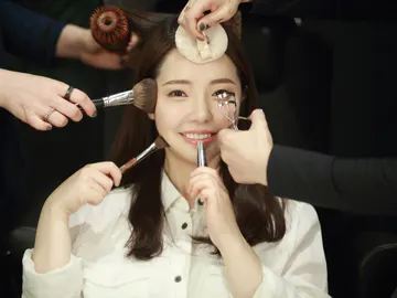 Coreana maquillándose Coreana maquillándose