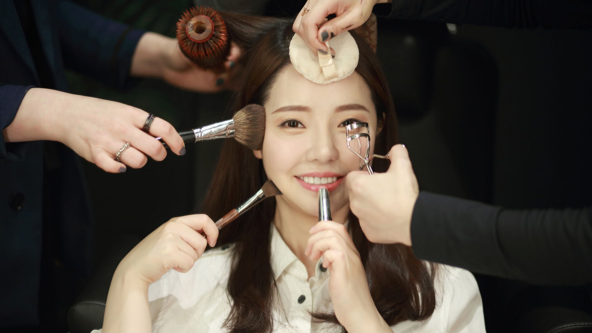 Coreana maquillándose