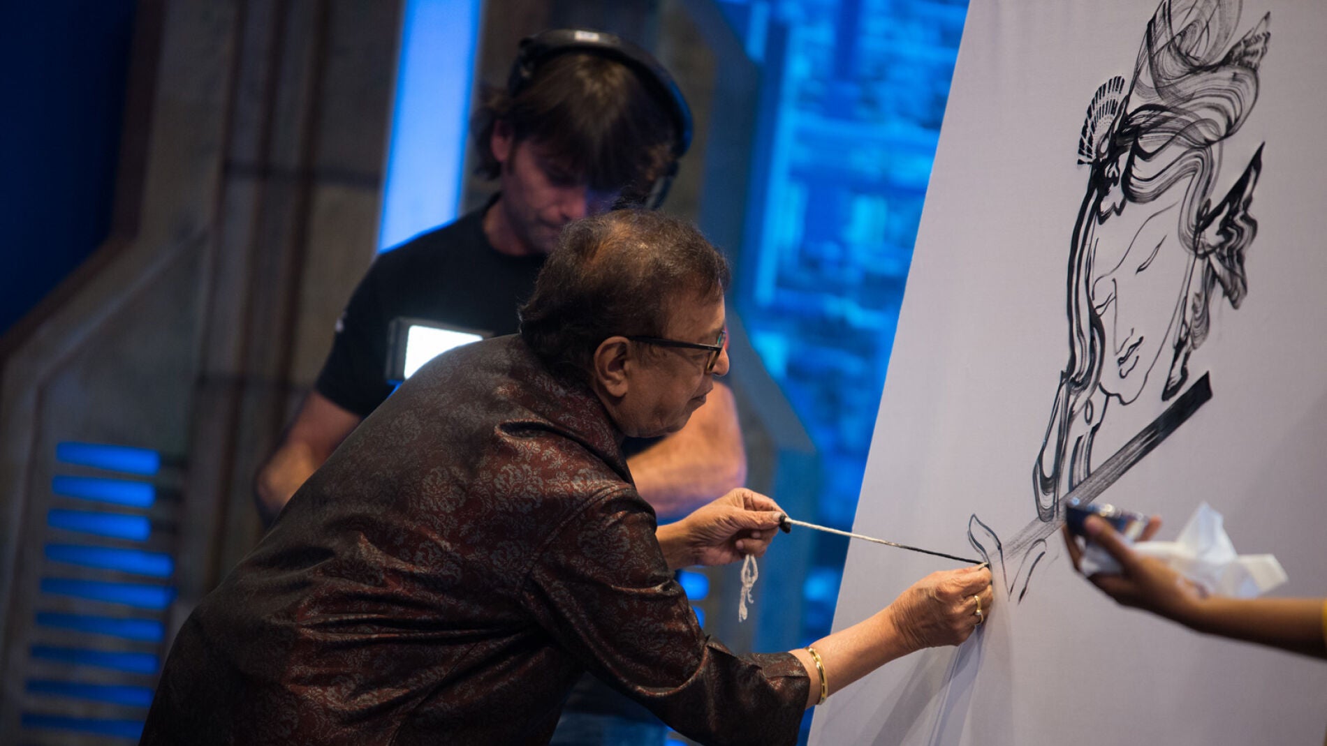 El doctor BKS Varma se gana la ovación de 'El Hormiguero 3.0' con un arte muy personal