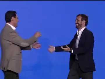 Un micrófono permite escuchar a Casado reconocer que va a "matar de aburrimiento" en un acto sobre economía Un micrófono permite escuchar a Casado reconocer que va a "matar de aburrimiento" en un acto sobre economía