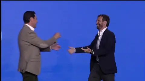 Un micrófono permite escuchar a Casado reconocer que va a "matar de aburrimiento" en un acto sobre economía Un micrófono permite escuchar a Casado reconocer que va a "matar de aburrimiento" en un acto sobre economía