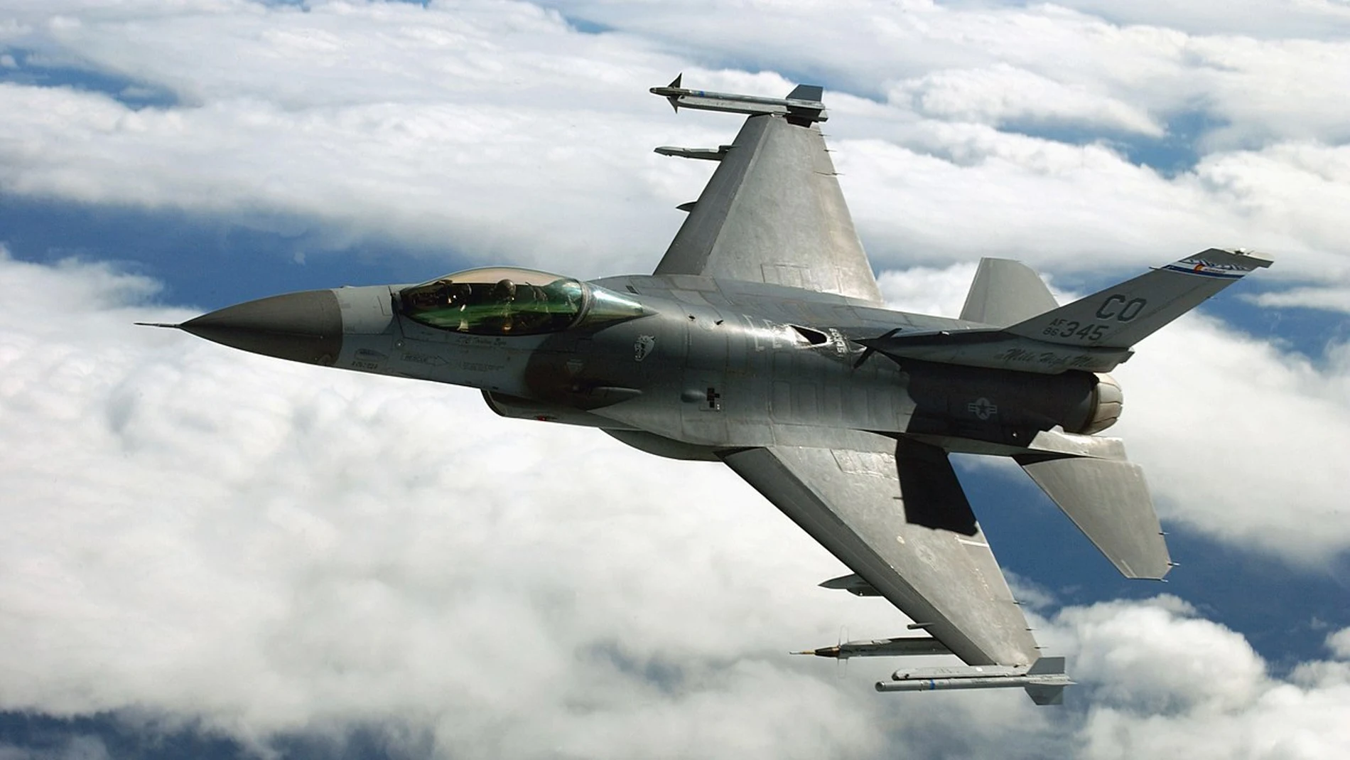 Un F-16 de la Fuerza Aérea Estadounidense Un F-16 de la Fuerza Aérea Estadounidense