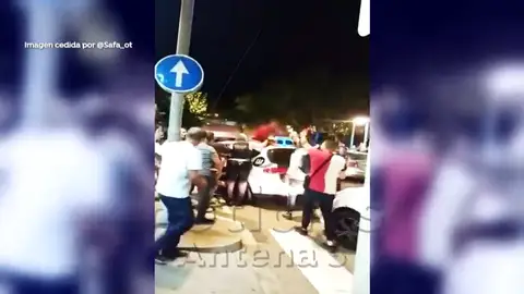 Un detenido en Barcelona rompe la ventanilla del coche patrulla, se sube al capó y la emprende a patadas Un detenido en Barcelona rompe la ventanilla del coche patrulla, se sube al capó y la emprende a patadas