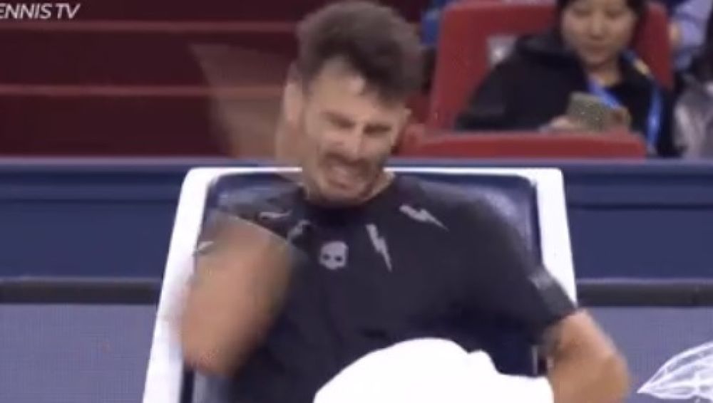 Londero se abofetea en su partido ante Andy Murray