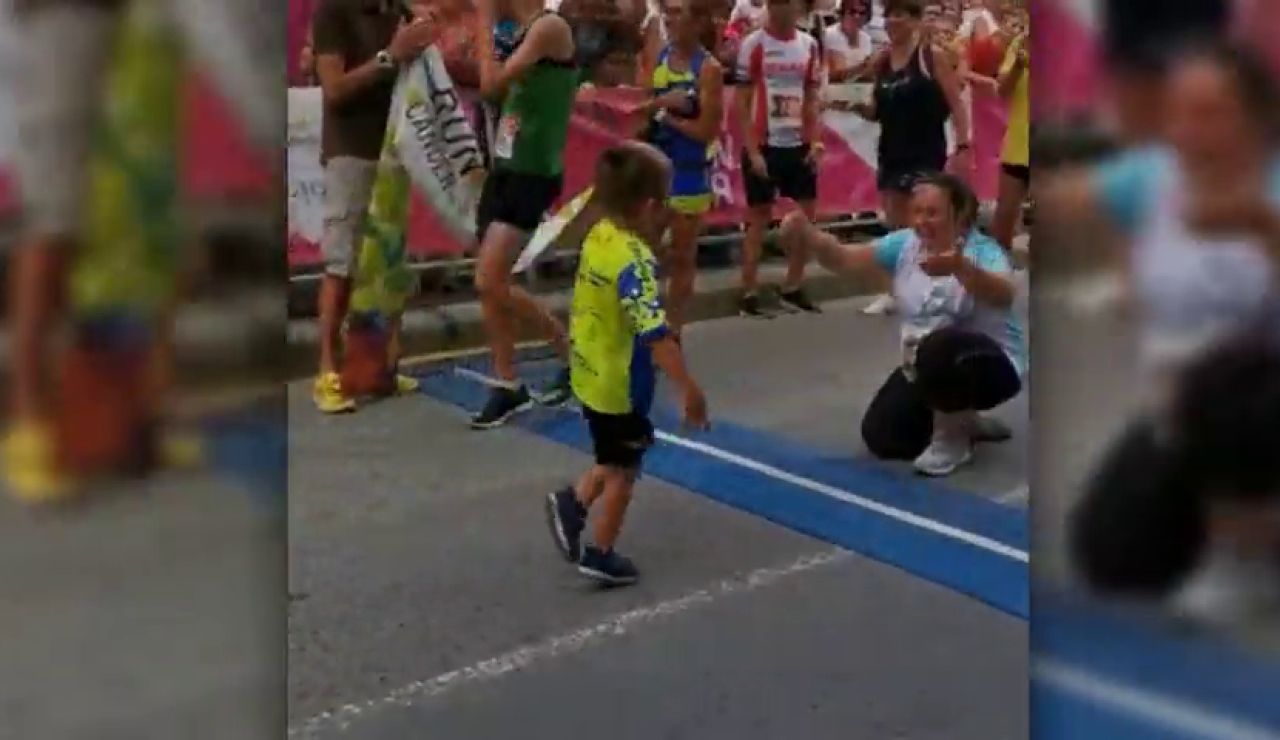 Un niño con parálisis logra terminar una carrera levantándose de su silla