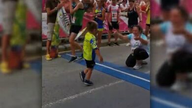 Un niño con parálisis cerebral logra terminar una carrera levantándose de su silla
