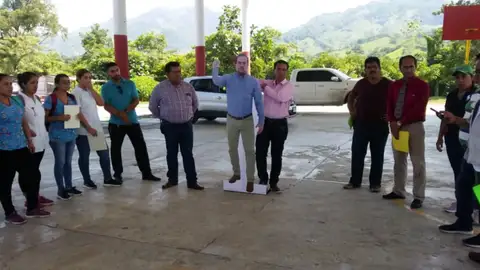 Un alcalde mexicano envía una foto suya de cartón en lugar de acudir a un acto Un alcalde mexicano envía una foto suya de cartón en lugar de acudir a un acto