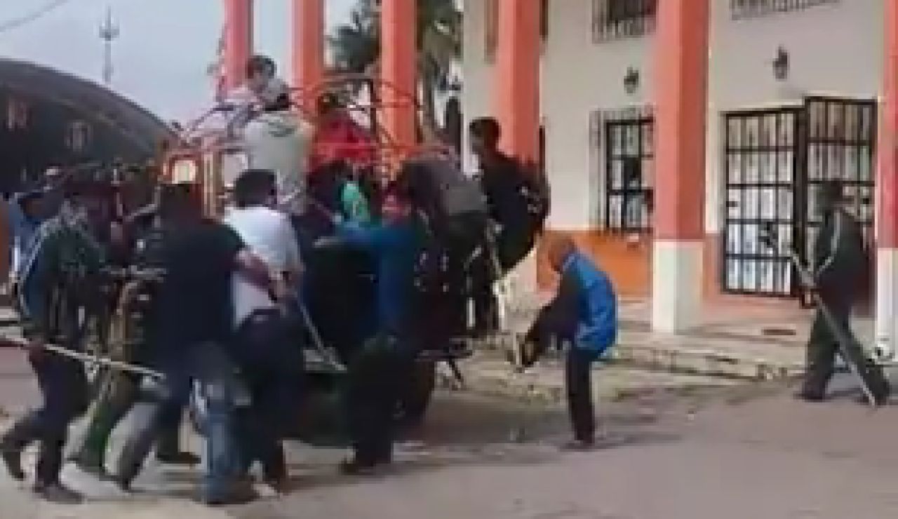 Atan a una camioneta y arrastran por el asfalto a un alcalde de México por no llevar a cabo lo prometido en campaña Atan a una camioneta y arrastran por el asfalto a un alcalde de México por no llevar a cabo lo prometido en campaña