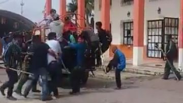 Atan a una camioneta y arrastran por el asfalto a un alcalde de México por no llevar a cabo lo prometido en campaña