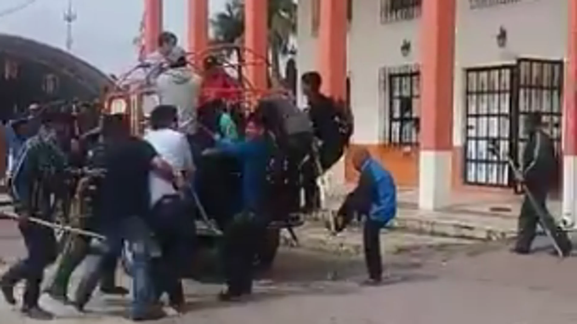 Atan a una camioneta y arrastran por el asfalto a un alcalde de México por no llevar a cabo lo prometido en campaña Atan a una camioneta y arrastran por el asfalto a un alcalde de México por no llevar a cabo lo prometido en campaña