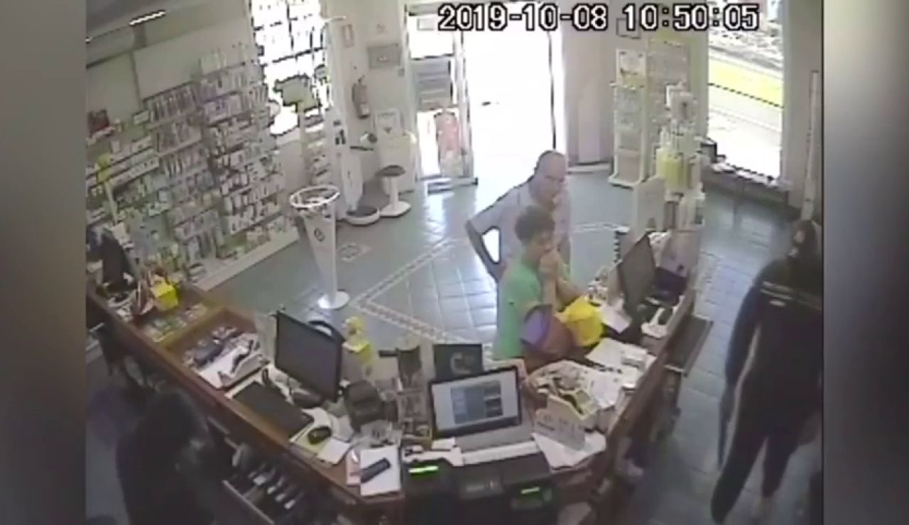 Dos encapuchados armados intentan robar la caja de una farmacia de Tenerife y el bolso de una clienta