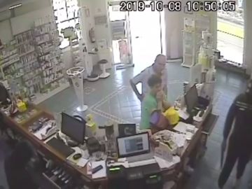 Dos encapuchados armados intentan robar la caja de una farmacia de Tenerife y el bolso de una clienta