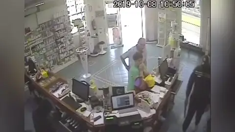 Dos encapuchados armados intentan robar la caja de una farmacia de Tenerife y el bolso de una clienta Dos encapuchados armados intentan robar la caja de una farmacia de Tenerife y el bolso de una clienta