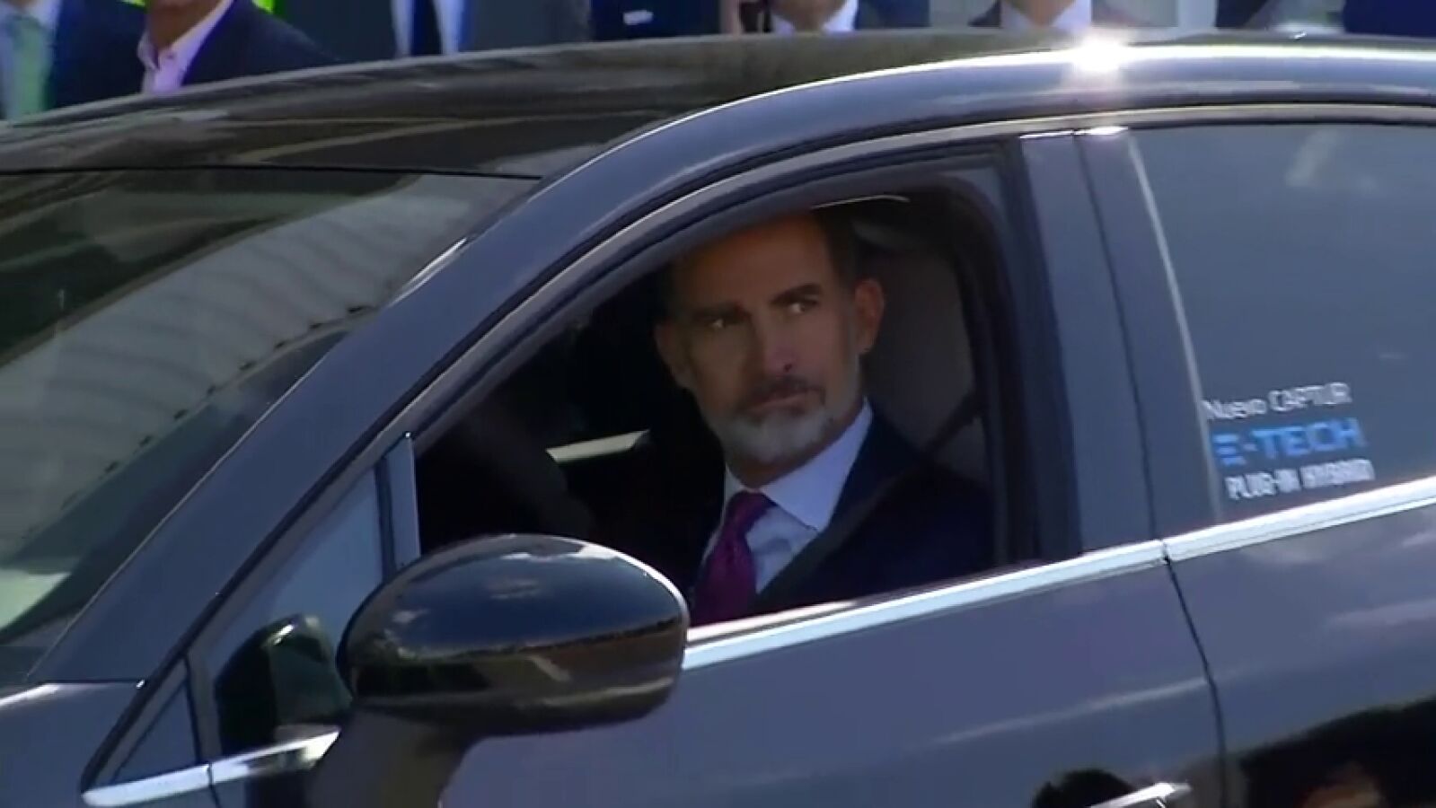 El rey prueba el primer 'Captur' híbrido-enchufable