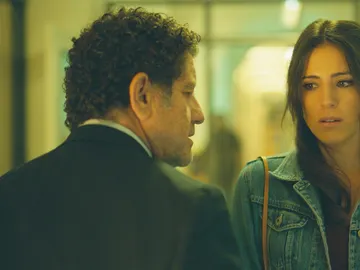 El sucio chantaje del inspector Zapata a Claudia El sucio chantaje del inspector Zapata a Claudia