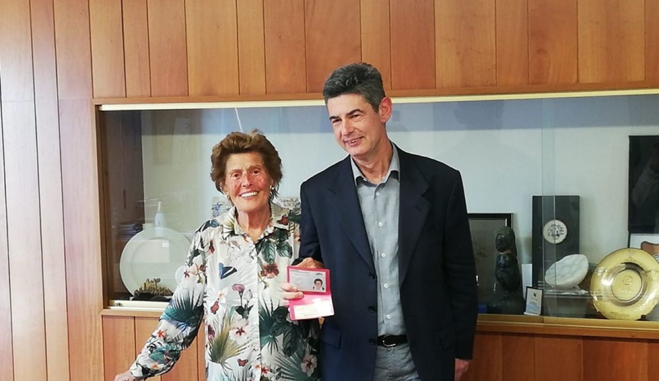 La anciana junto al alcalde de la ciudad italiana La anciana junto al alcalde de la ciudad italiana