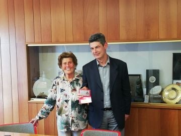 La anciana junto al alcalde de la ciudad italiana