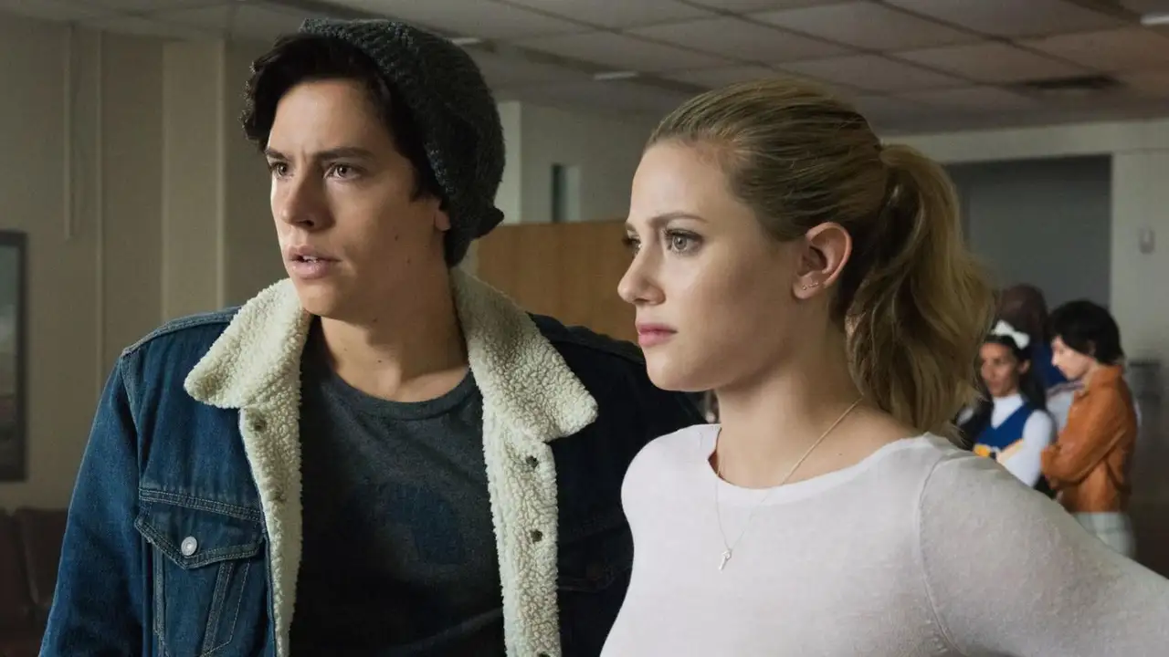 Cole Sprouse (Jughead) y Lili Reinhart (Betty) en 'Riverdale'