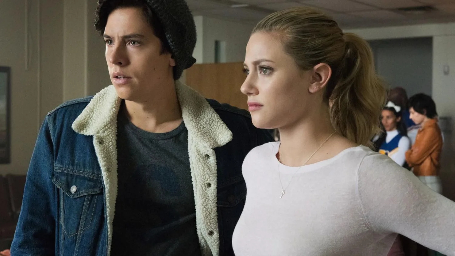 Cole Sprouse (Jughead) y Lili Reinhart (Betty) en 'Riverdale' Cole Sprouse (Jughead) y Lili Reinhart (Betty) en 'Riverdale'