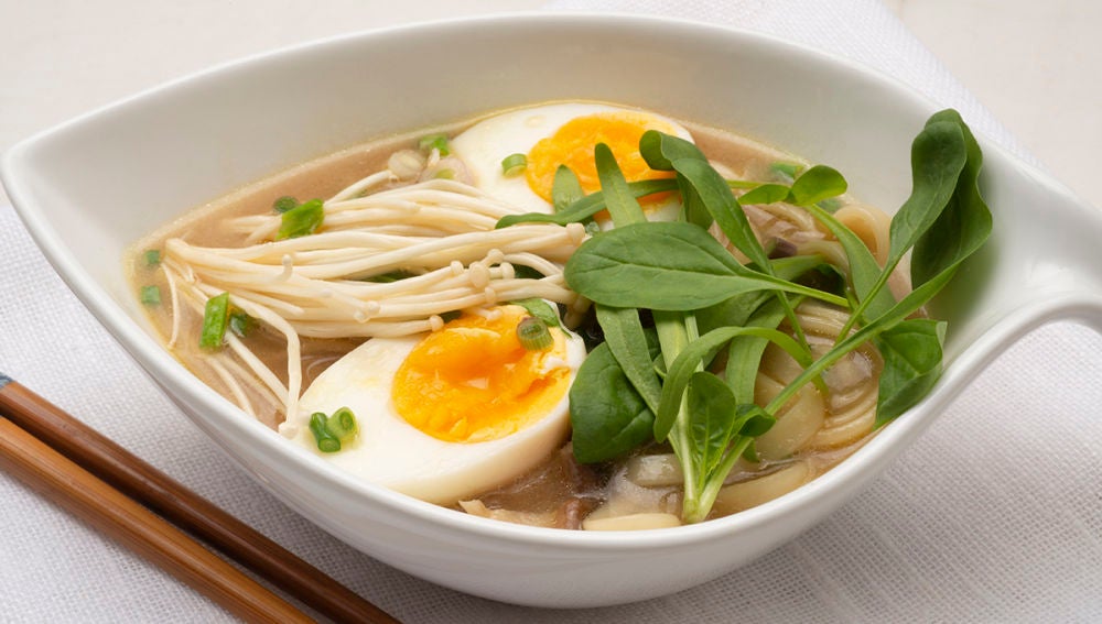 Ramen con setas y espinacas