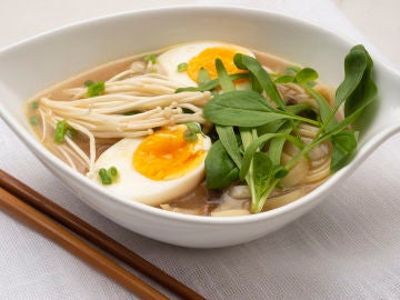 Ramen con setas y espinacas