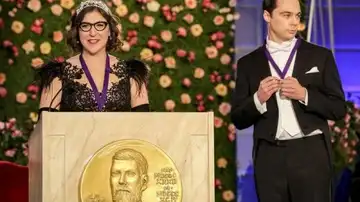 Amy y Sheldon recogiendo el Nobel de Física