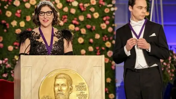 Amy y Sheldon recogiendo el Nobel de Física