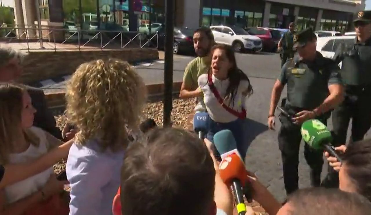 Así ha sido el enfrentamiento entre la madre y la hermana de Diana Quer a la puerta de los juzgados Así ha sido el enfrentamiento entre la madre y la hermana de Diana Quer a la puerta de los juzgados
