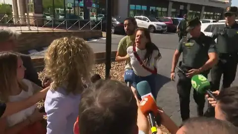 Así ha sido el enfrentamiento entre la madre y la hermana de Diana Quer a la puerta de los juzgados Así ha sido el enfrentamiento entre la madre y la hermana de Diana Quer a la puerta de los juzgados