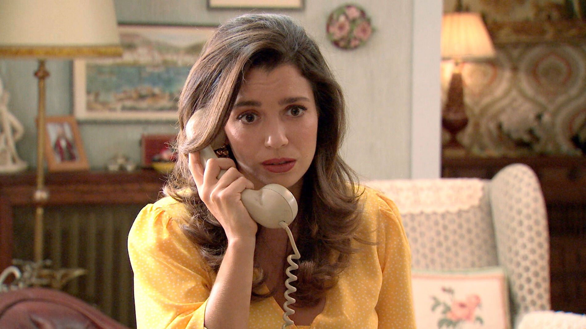 Amelia se entristece al recibir una llamada de París