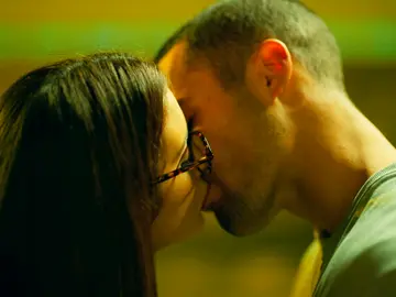 Hugo y Triana se besan, dejándose llevar por sus sentimientos: "Ahora sé que te importo" Hugo y Triana se besan, dejándose llevar por sus sentimientos: "Ahora sé que te importo"