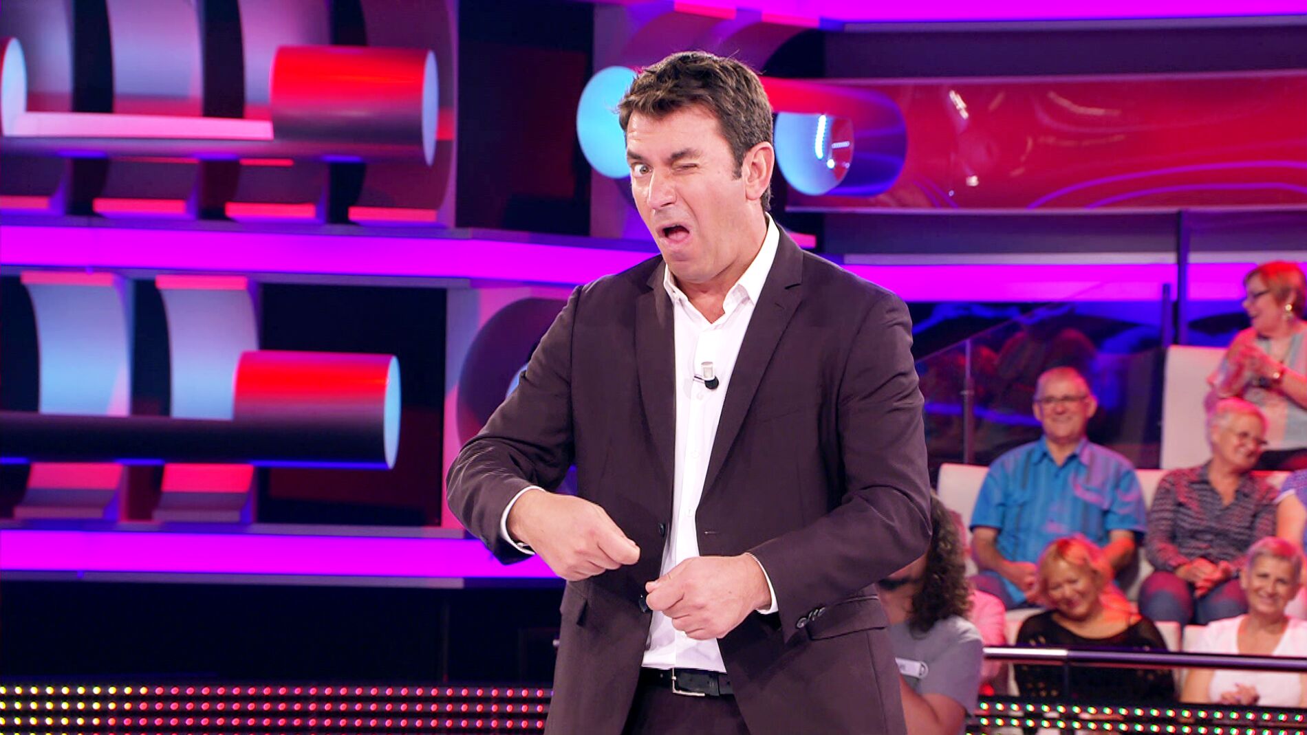 Arturo Valls inventa el mus con m&uacute;sica bacalao en '&iexcl;Ahora caigo!' 