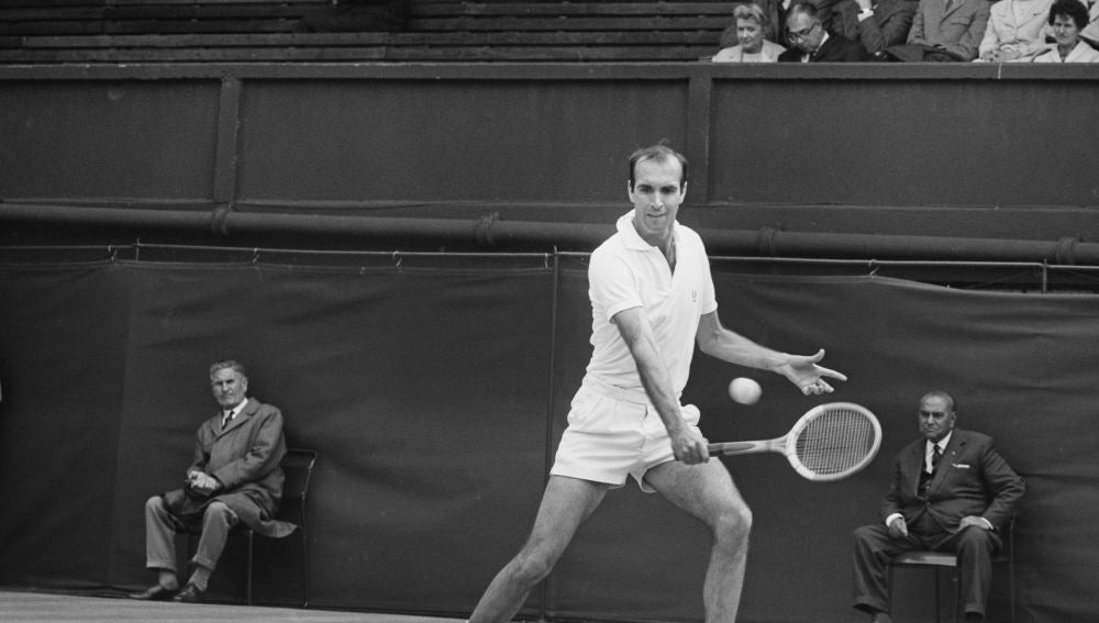Andrés Gimeno, en un partido en Wimbledon