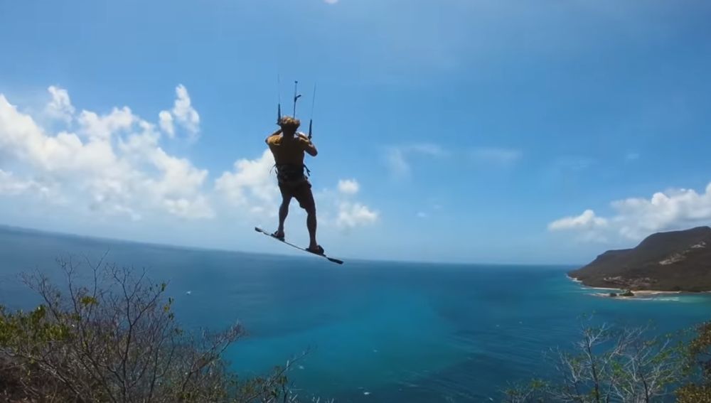 El danés Nick Jacobsen saltando al agua desde 84 metros de altura