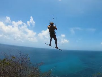 El danés Nick Jacobsen saltando al agua desde 84 metros de altura