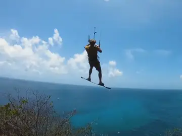 El danés Nick Jacobsen saltando al agua desde 84 metros de altura El danés Nick Jacobsen saltando al agua desde 84 metros de altura