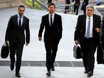 Xabi Alonso entra a la Audiencia Nacional acompañado de sus abogados Xabi Alonso entra a la Audiencia Nacional acompañado de sus abogados