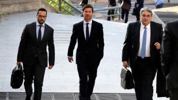 Xabi Alonso entra a la Audiencia Nacional acompañado de sus abogados