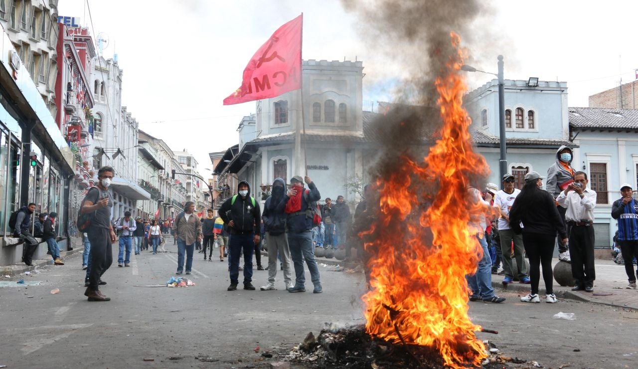 Varias personas bloquean una calle este miércoles durante una manifestación en el centro de Quito Varias personas bloquean una calle este miércoles durante una manifestación en el centro de Quito