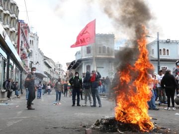 Varias personas bloquean una calle este miércoles durante una manifestación en el centro de Quito