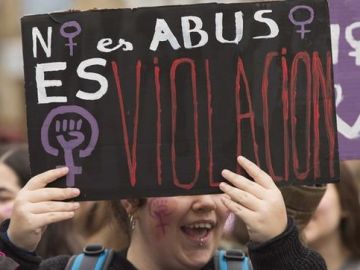 Pancarta "No es abuso, es violación"