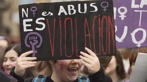 Pancarta "No es abuso, es violación" Manifestación 8M