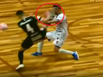 La brutal patada a Fernandinho La brutal patada a Fernandinho