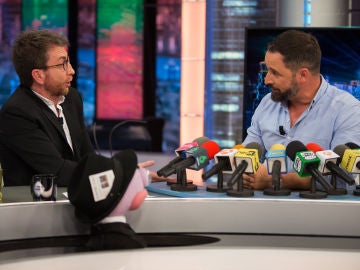 Santiago Abascal se enfrenta a la rueda de prensa ib&eacute;rica de Trancas y Barrancas 