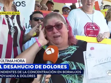 El emotivo momento en el que le comunican a una mujer discapacitada que paralizan su desahucio El emotivo momento en el que le comunican a una mujer discapacitada que paralizan su desahucio